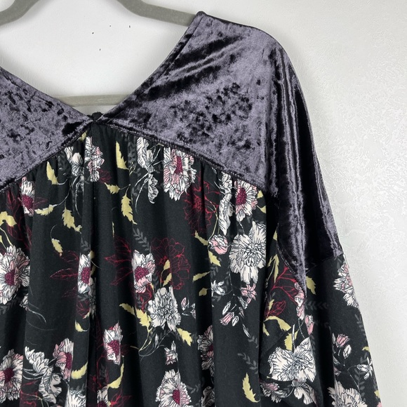 Gimmicks by BKE Floral Velvet Top Dolman Sleeve V-neck Medium Boho Black Gray - Picture 6 of 10